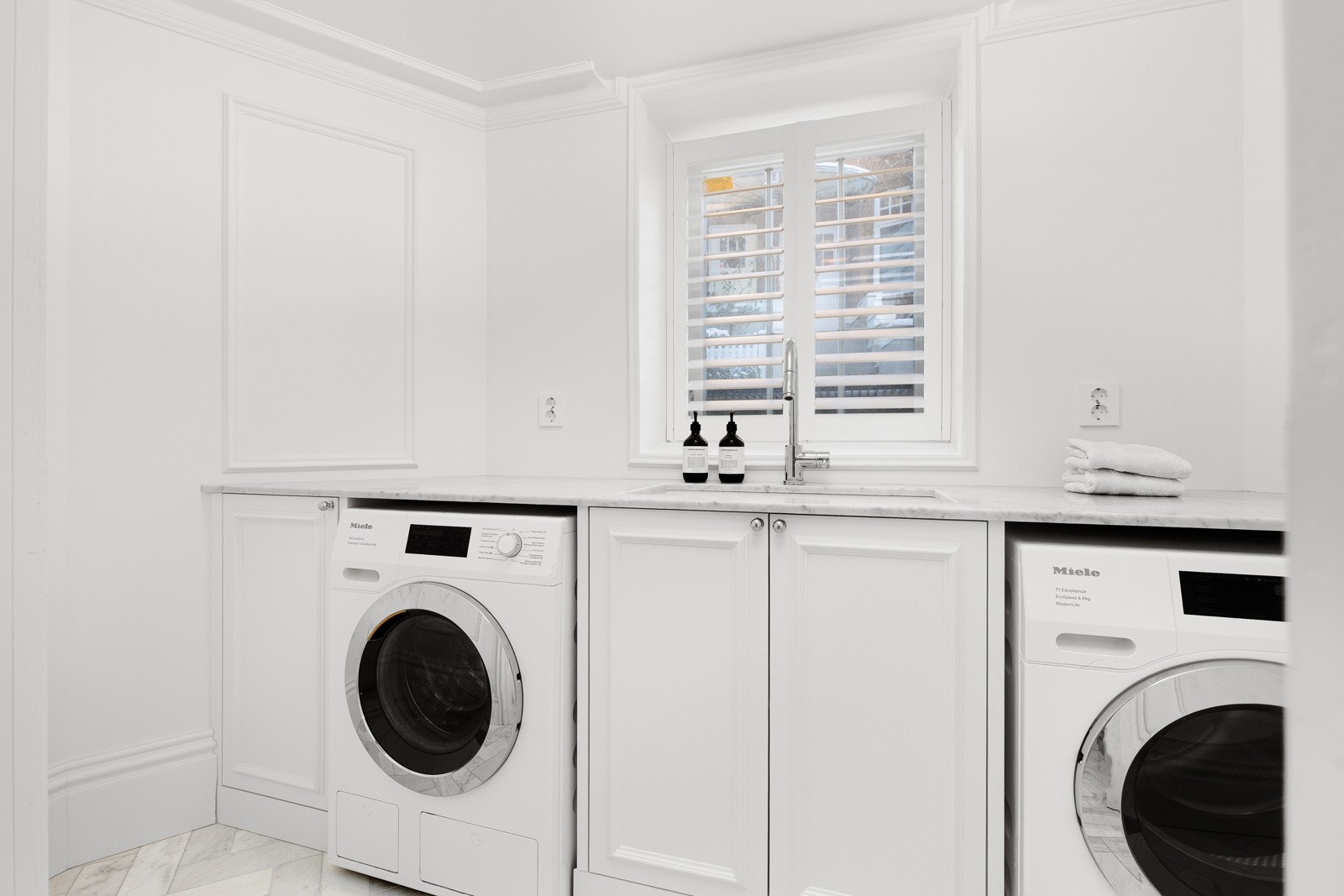 Praktisk vaskerom fra 2024. På gulvet er det marmorfliser med vannbåren varme Galleribilde