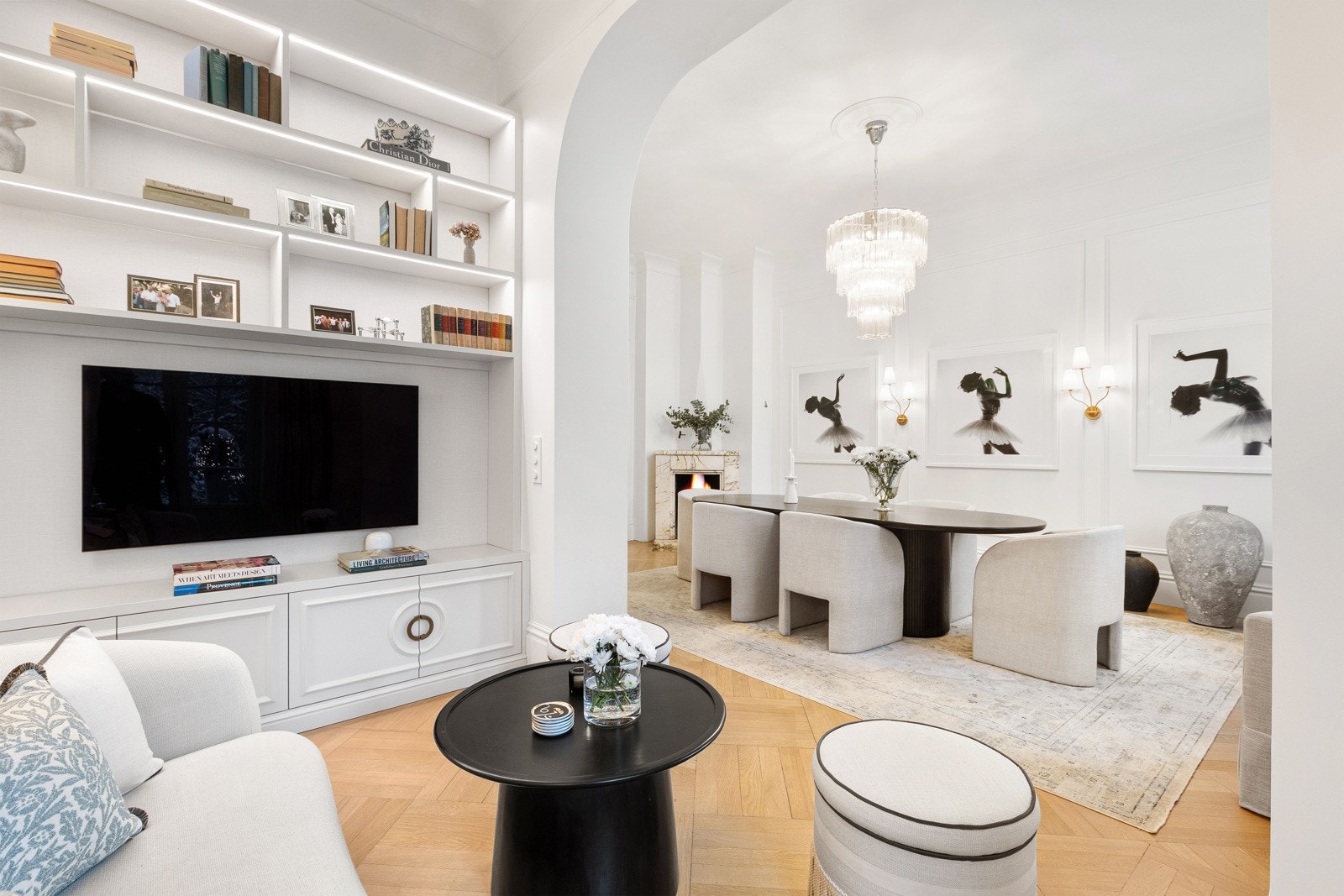 Stuen har stor sone for spisestue og salong Galleribilde