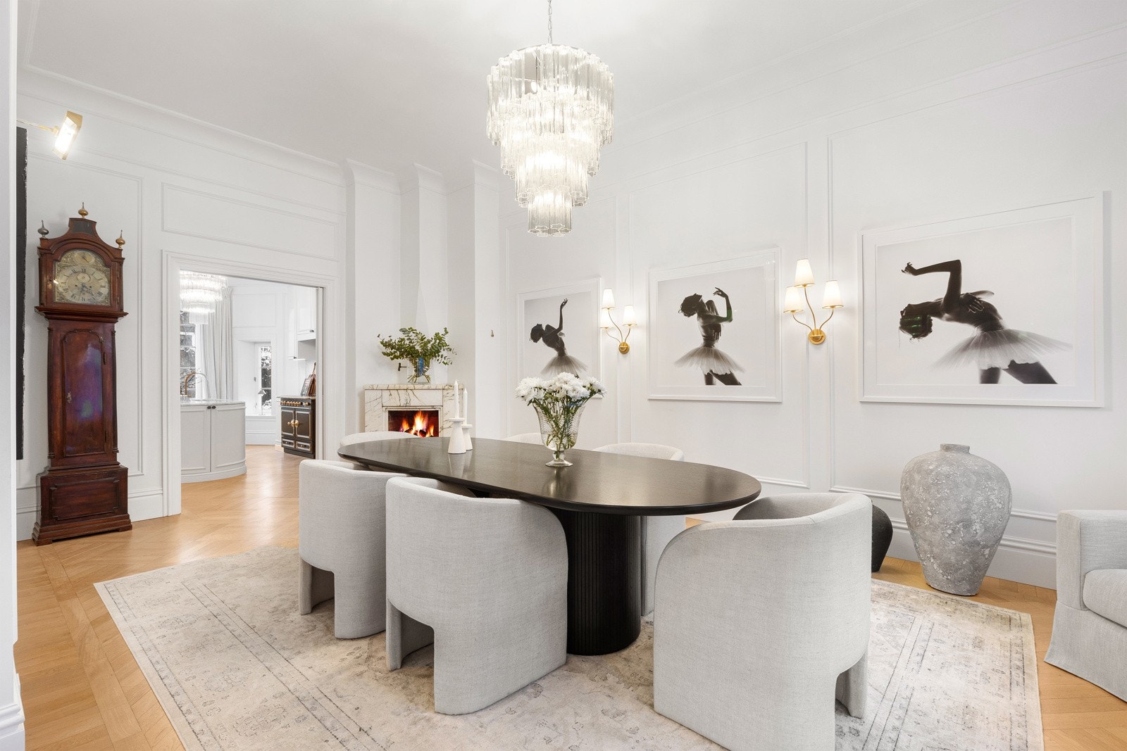 Boligen fremstår med høy standard og går over tre plan + uinnredet loft Galleribilde