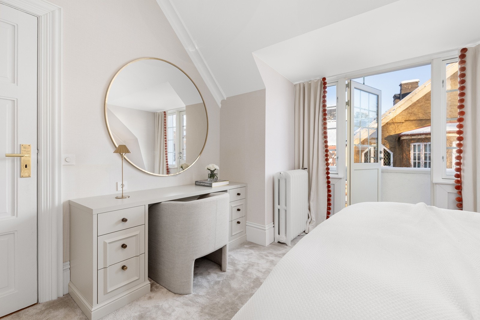 Soverommet har god plass til møblement og behagelig lysinnslipp Galleribilde