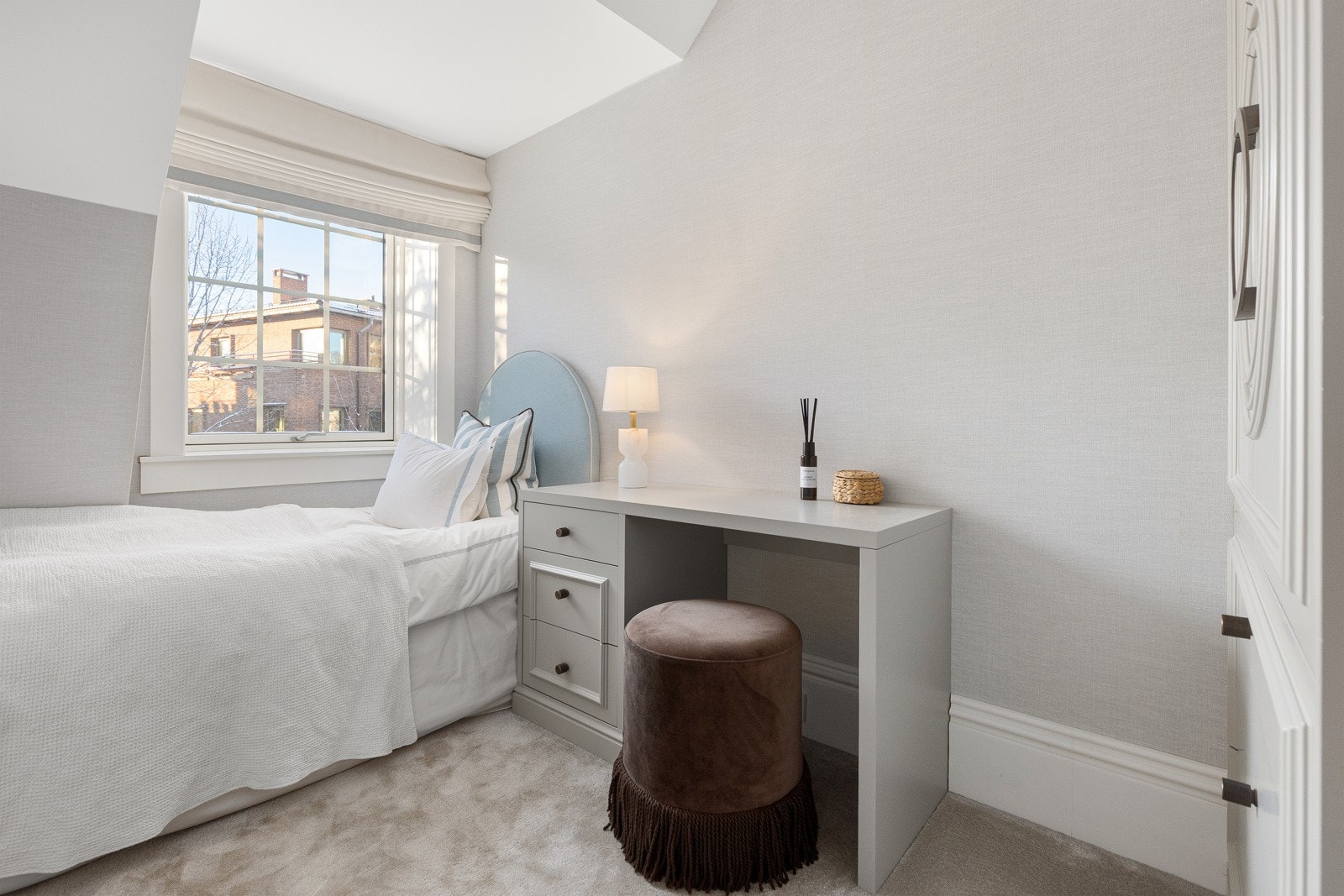 Lyst soverom 3 med god romfølelse og praktiske møbleringsmuligheter Galleribilde