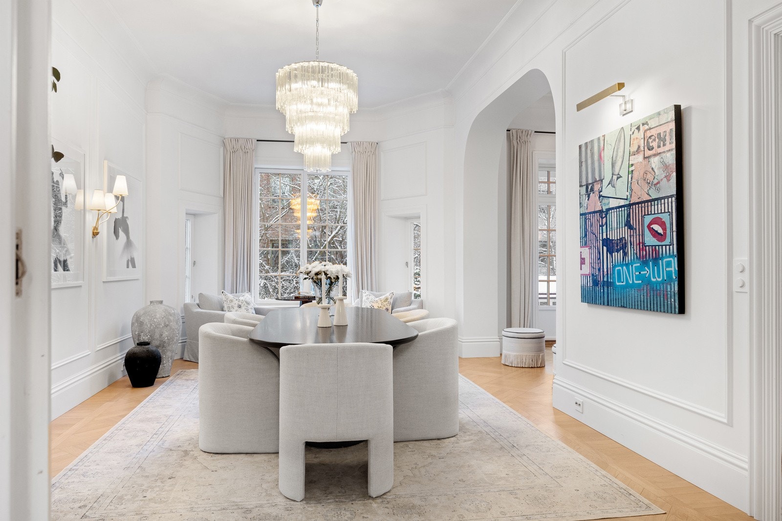 Huset er tegnet av den velkjente arkitekten Harald Hals - Han tegnet området etter praksis i USA og London, og husene i rød tegl er typiske for engelsk stil Galleribilde