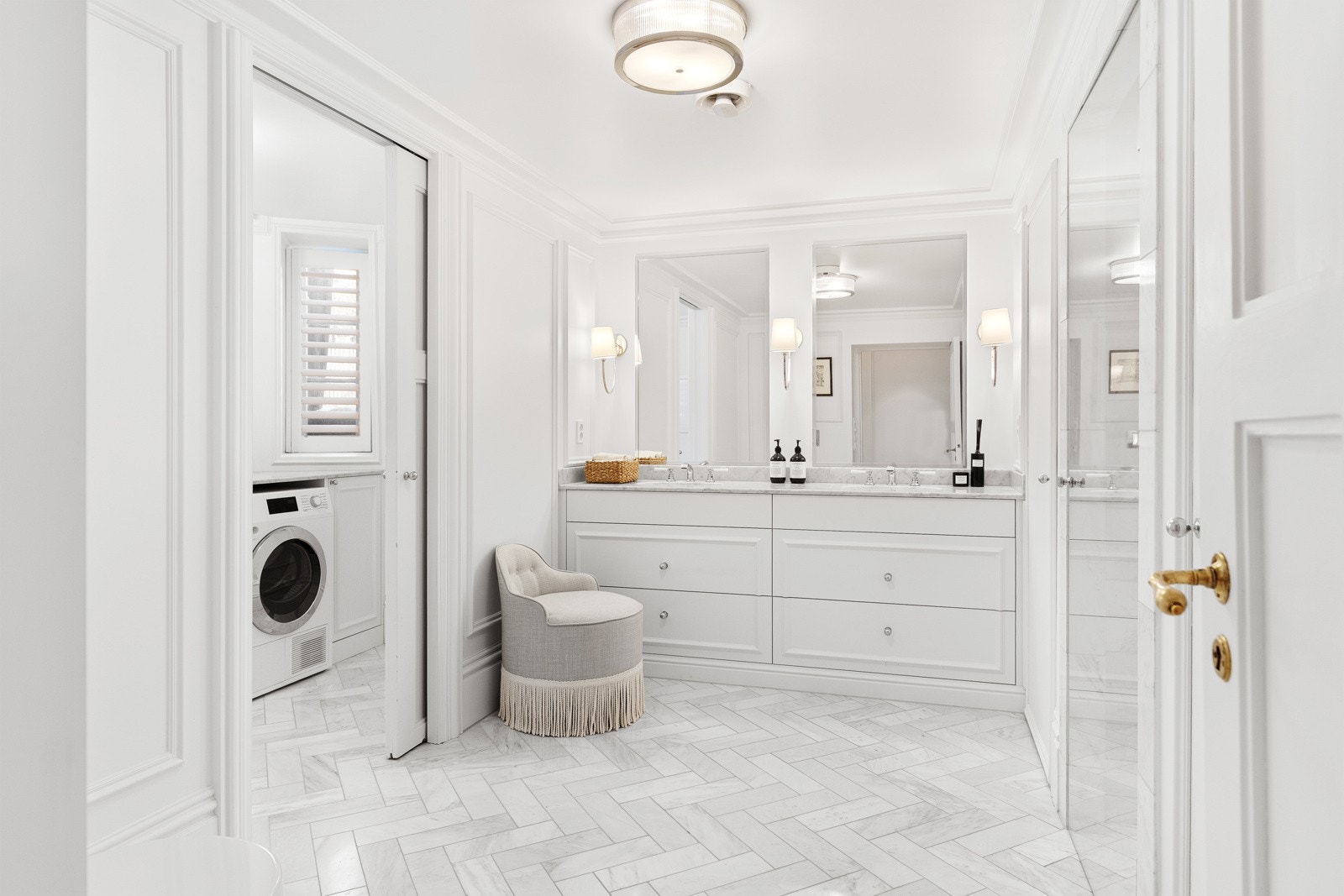 Badet i underetasjen er blant annet innredet med gulvmontert skuffeinnredning med overliggende benkeplate i marmor, 2 stk. underlimte servanter, vegglimte designspeil og veggbelysning Galleribilde