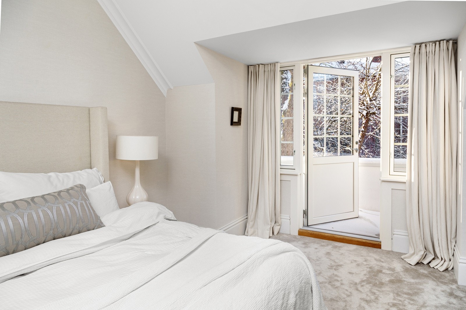 Hyggelig balkong med utgang direkte fra hovedsoverom Galleribilde