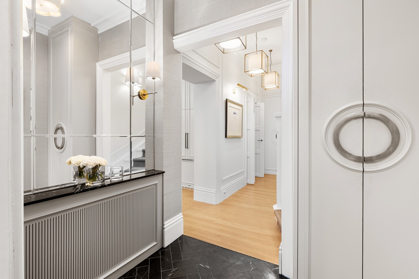 Innbydende entré som gir et svært godt førsteinntrykk Galleribilde