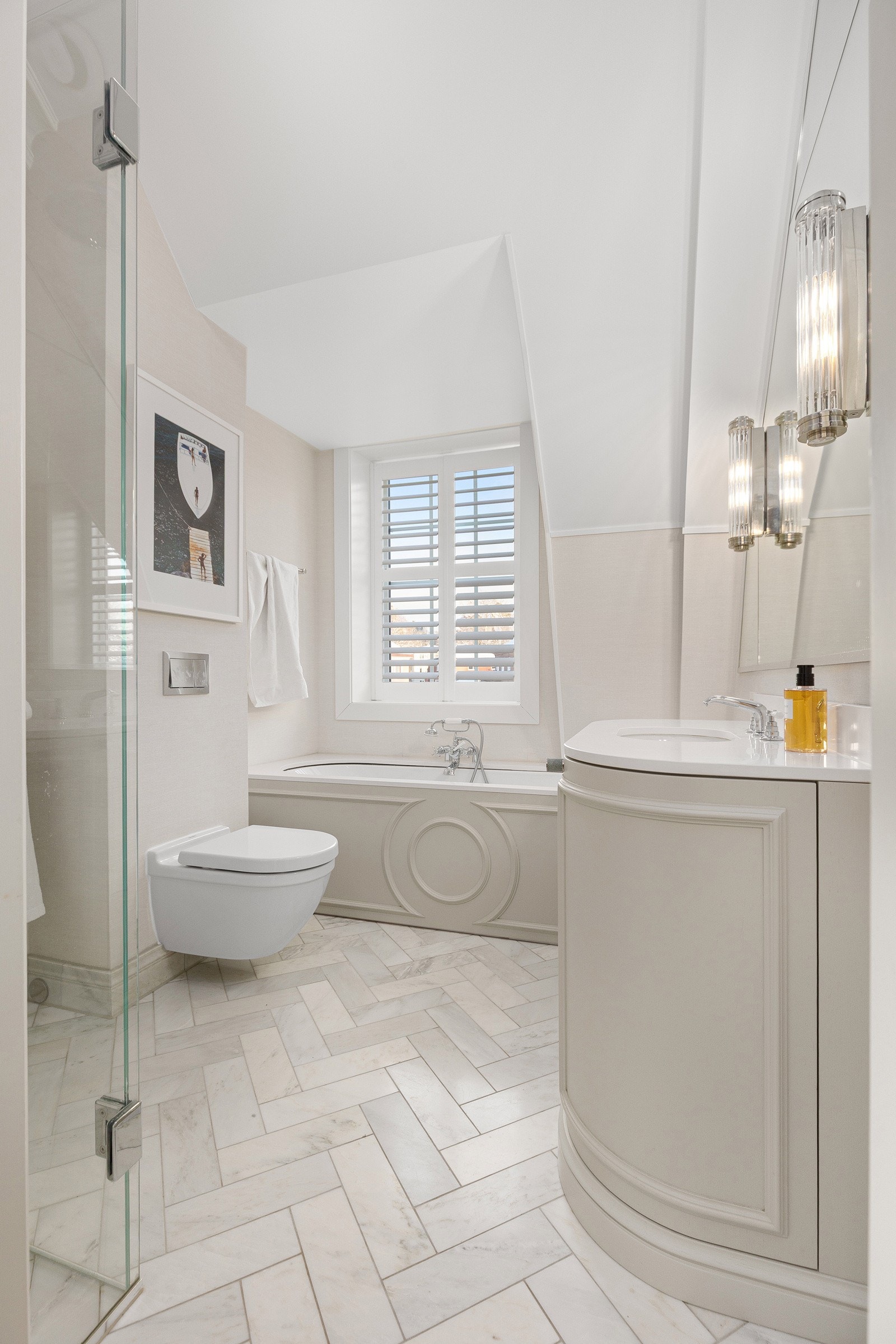 Lekkert baderom i klassisk utførelse med flislagt gulv og vegghengt toalett Galleribilde