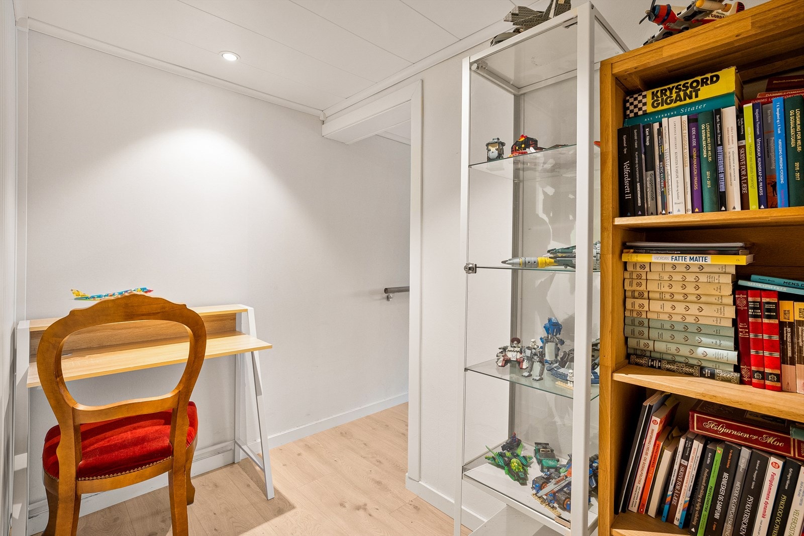 Kontorplass i underetasjen. Galleribilde