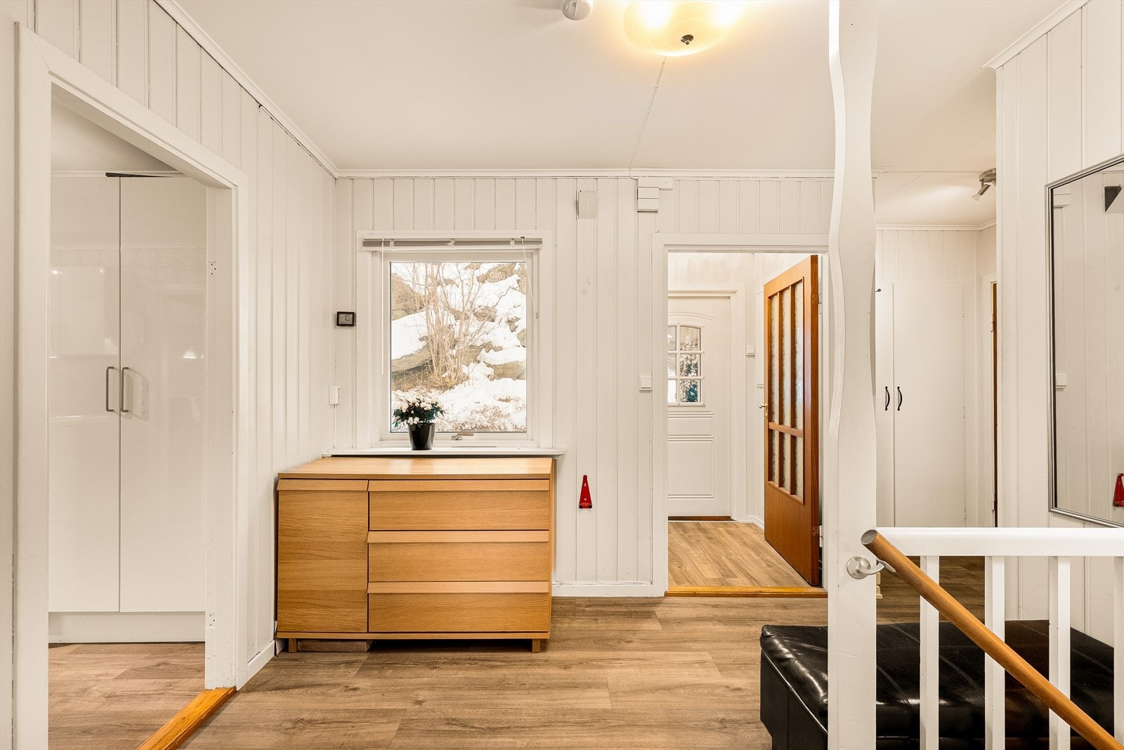 Velkommen inn i en praktisk entré med plass til både oppheng av yttertøy og sko. Stort skap/klesskap i gangen i tillegg til boden Galleribilde