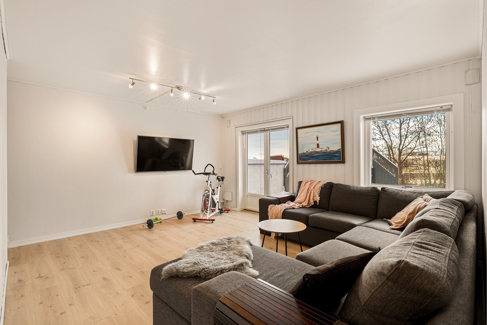 Fra stuen er det direkte utgang til en romslig terrasse på hele 39 kvm! Galleribilde