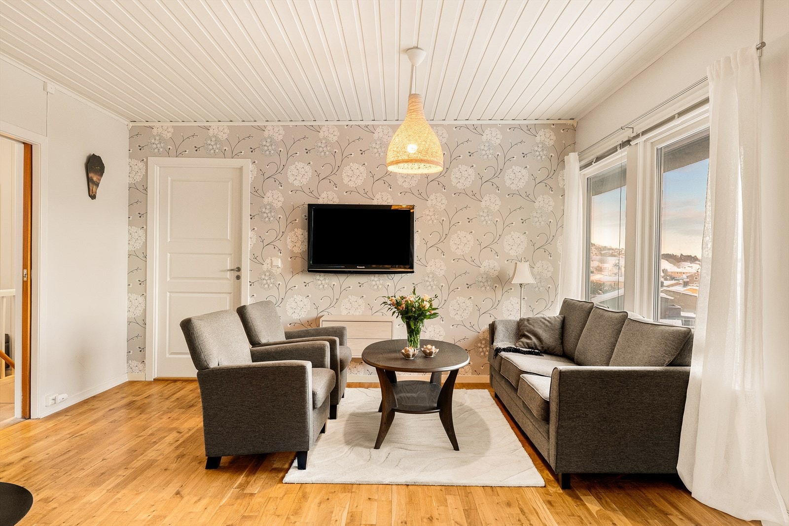 Rommet fremstår lyst med tregulv(heltre)som kan slipes mange ganger og veggene er malt i lyse toner. Galleribilde