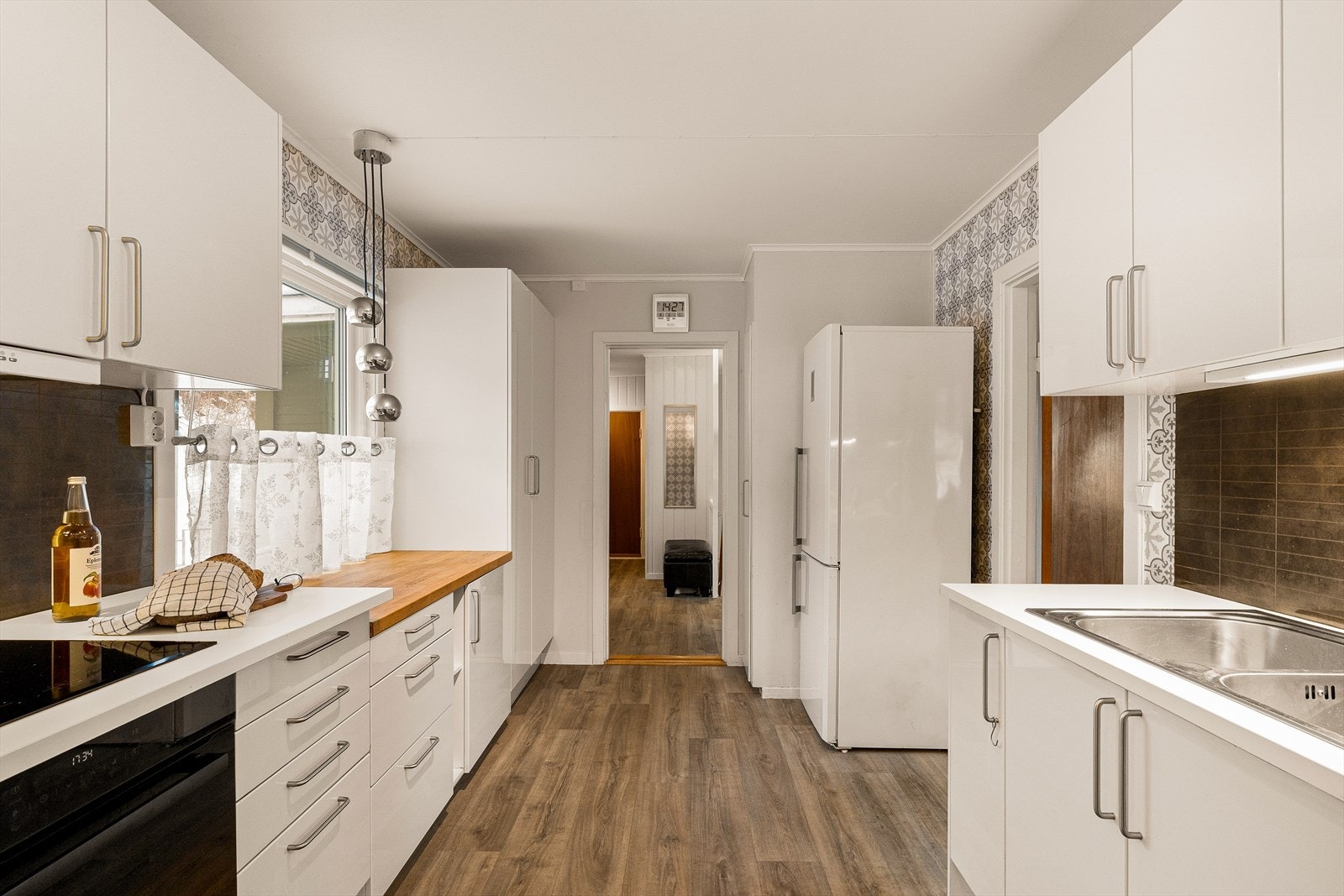 Kjøkkenet er utstyrt med frittstående hvitevarer som oppvaskmaskin og kjøl/fryseskap som kan medfølge etter nærmere avtale. Galleribilde