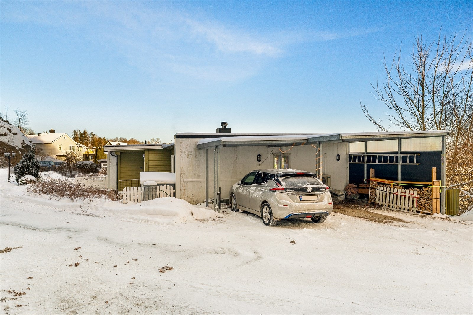Boligen har også en dobbel carport med el-bil lader. Galleribilde
