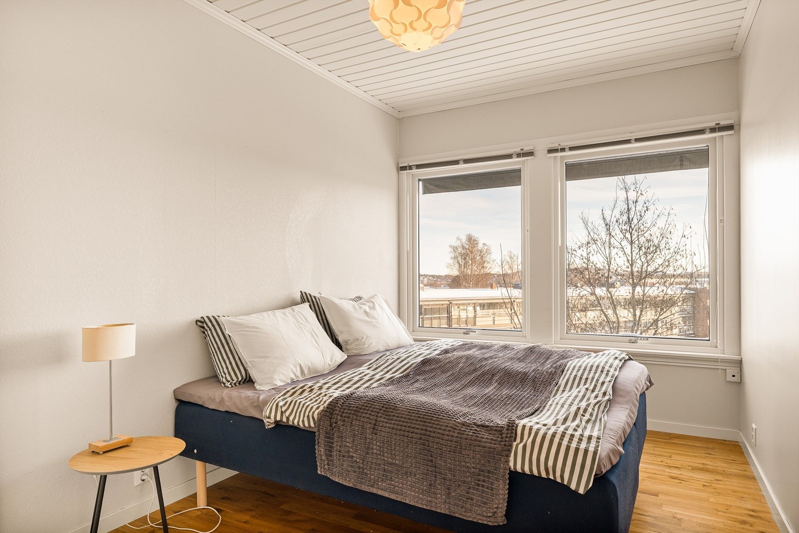 Soverom som tidligere var en del av stua. Lufteventil over vinduet er montert i 2026 Galleribilde