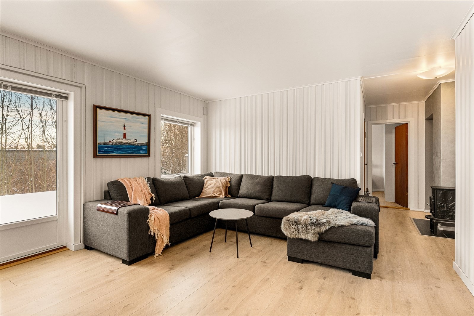 I underetasjen er det en romslig stue med plass til sofa og tv. (kan gjøres om til soverom nr.4 hvis man ønsker) Galleribilde