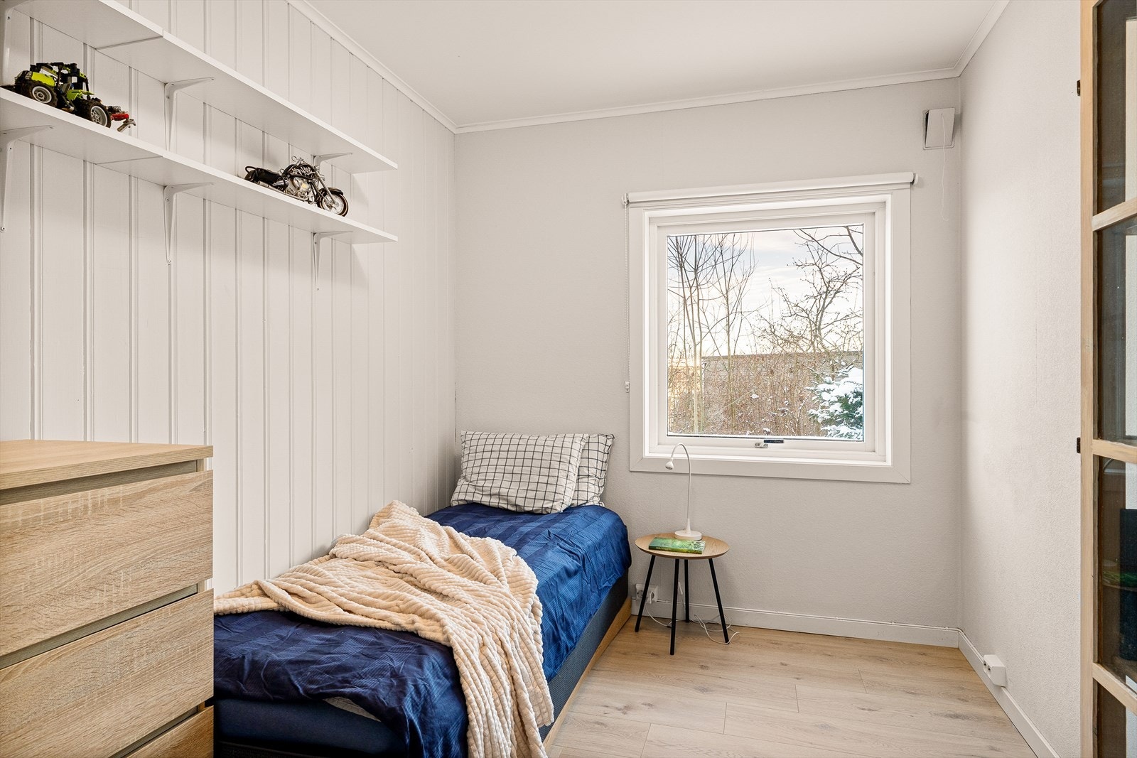 Det andre soverommet i underetasjen passer godt som kontor, gjesterom eller barnerom. Galleribilde