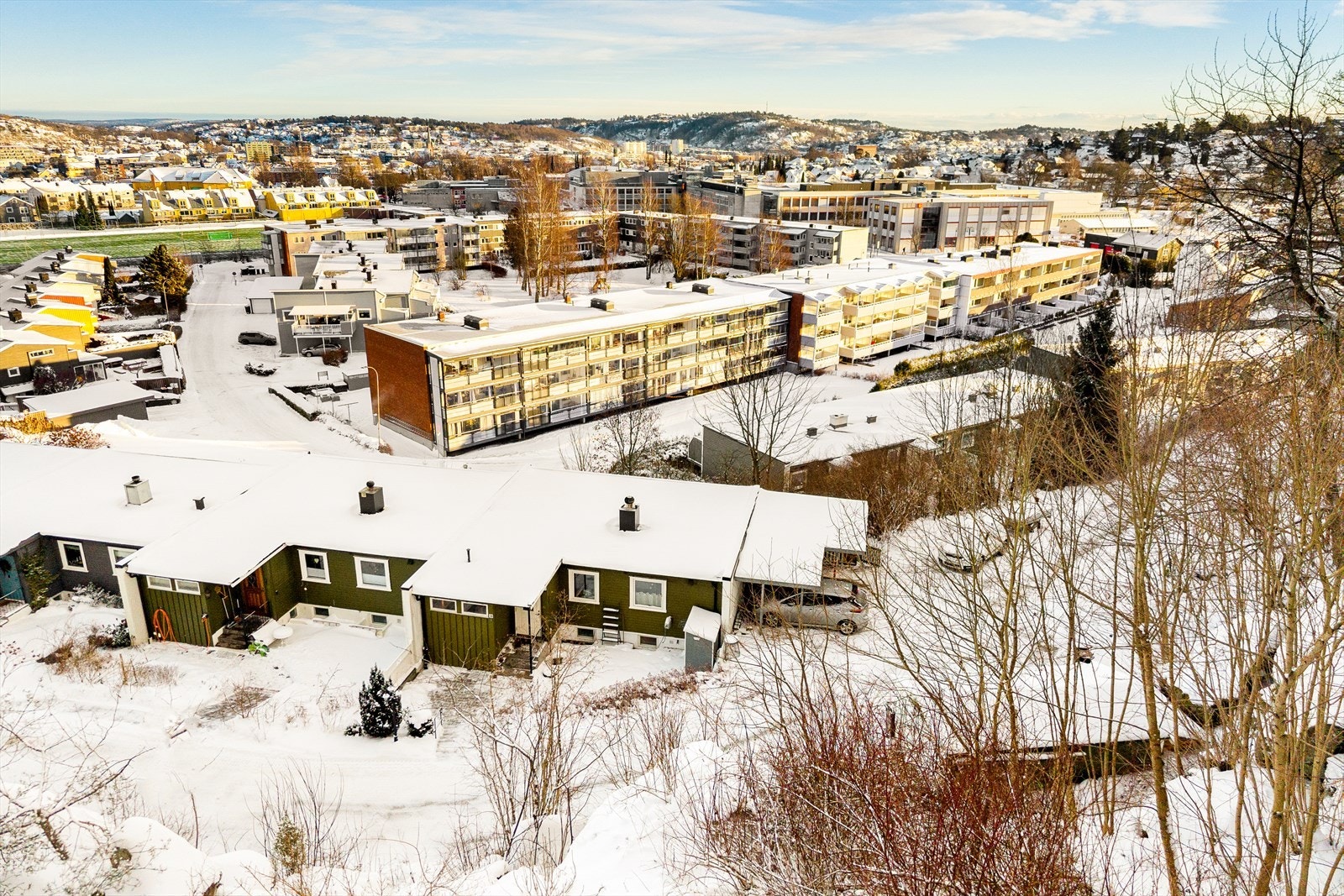 Det er luft og avstand til neste bolig, samt parkeringsmuligheter og snuplass. Galleribilde