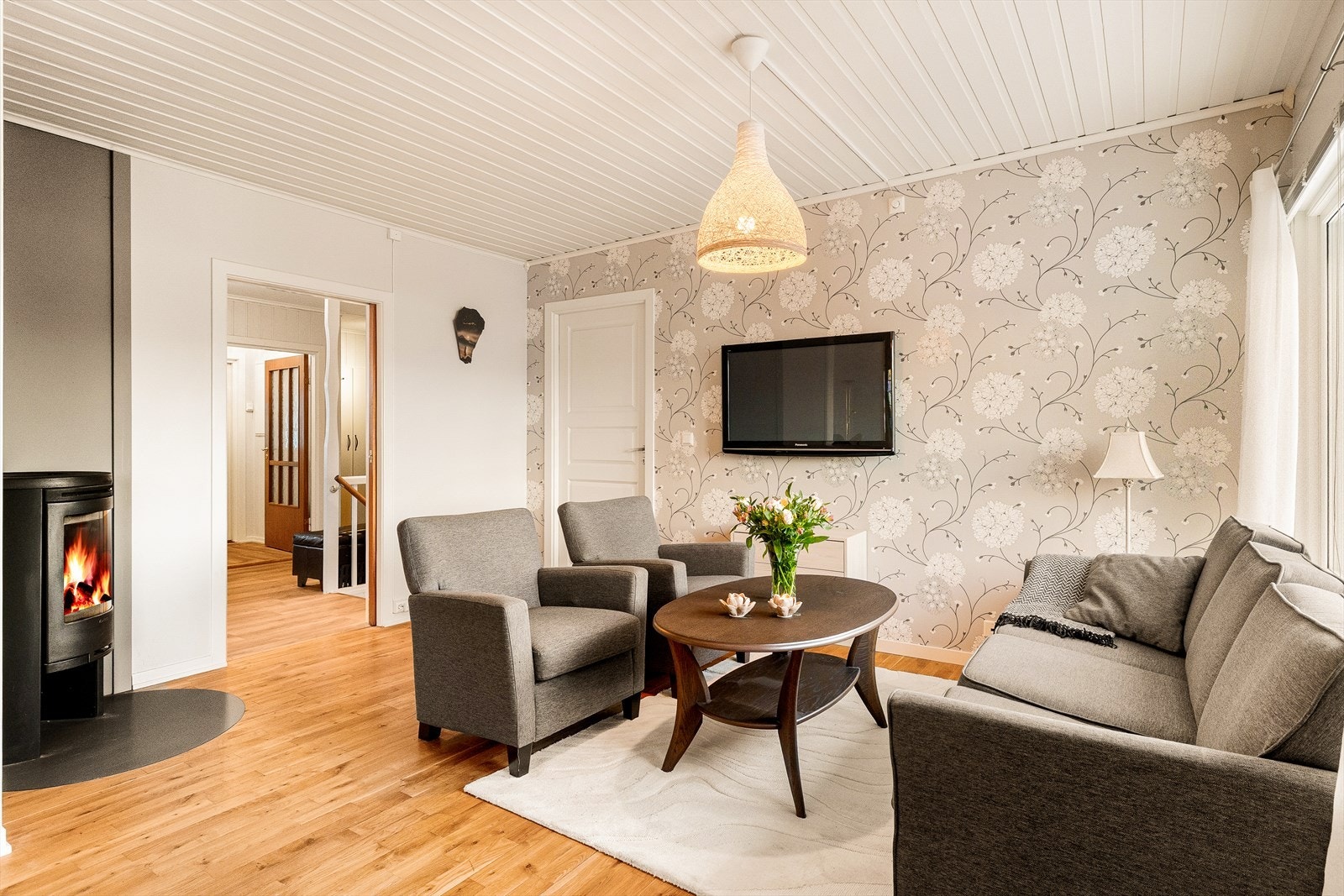 Stuen er romslig og har et flott potensial. Boligen har en praktisk planløsning med adskilt kjøkken fra stue. Galleribilde