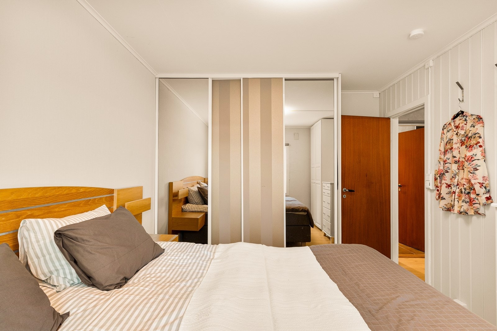 Soverommet har et innebygd skap med skyvedører. Galleribilde