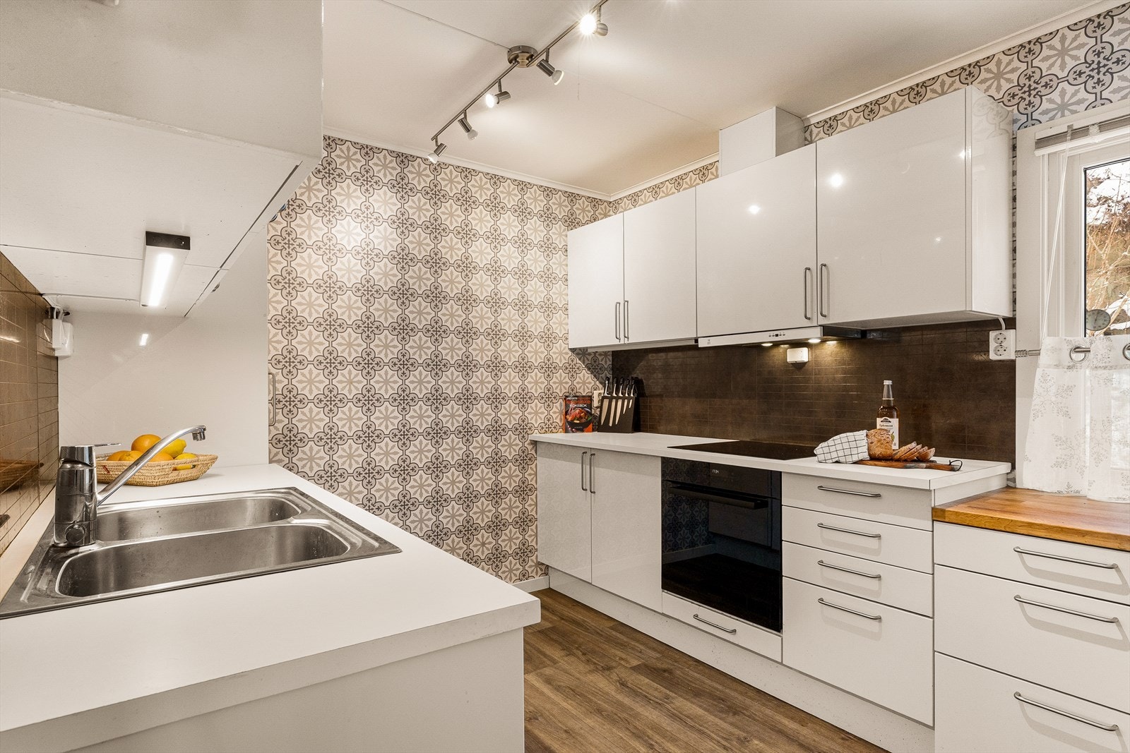 Det er kjøkkenventilator med avtrekk ut, samt en rustfri oppvaskkum. Galleribilde