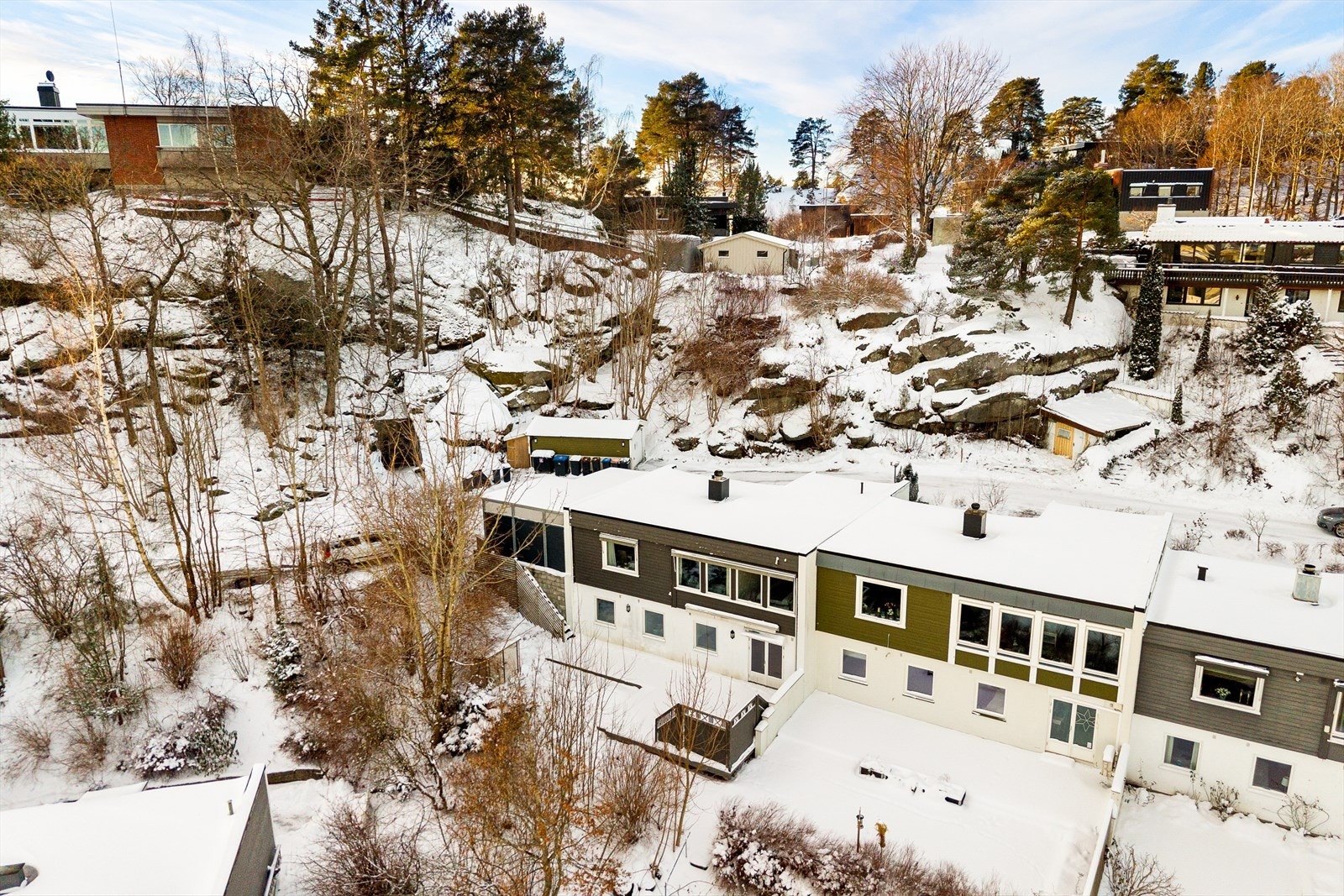 Meget populær og sentral beliggenhet ca. 2 km fra sentrum. Eiendommen ligger i et usjenert boligområde med småhusbebyggelse, med hage mot øst. Galleribilde