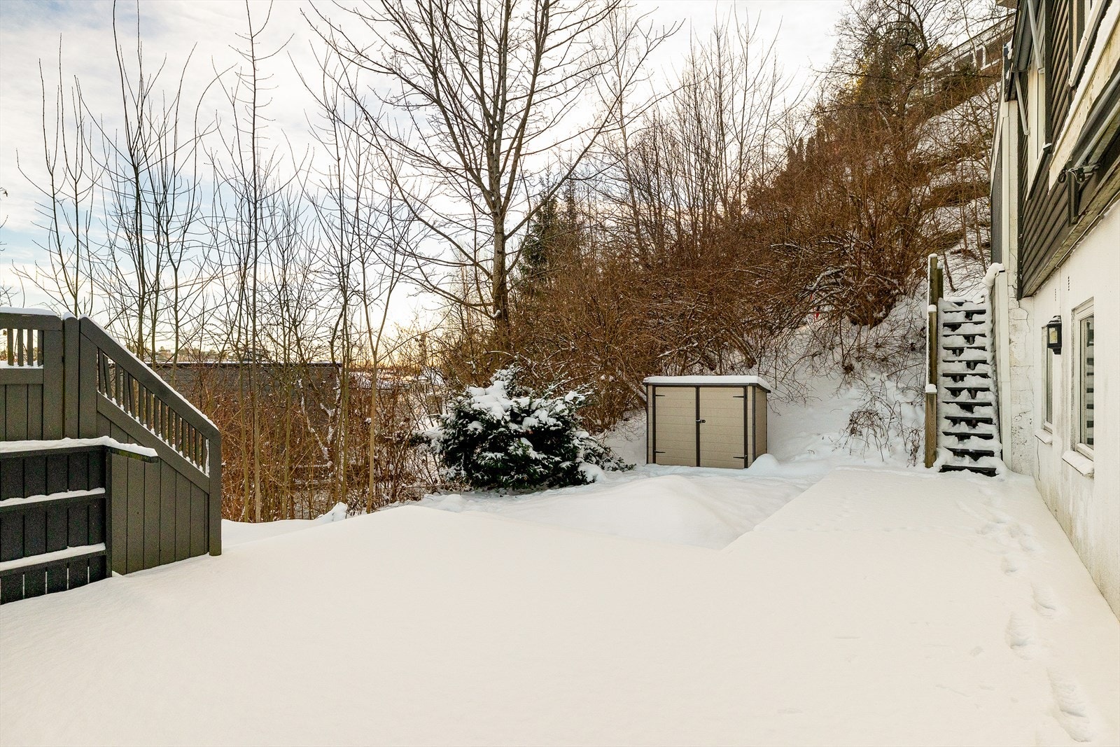 Boligen har en romslig terrasse med god plass til utemøblement. Galleribilde