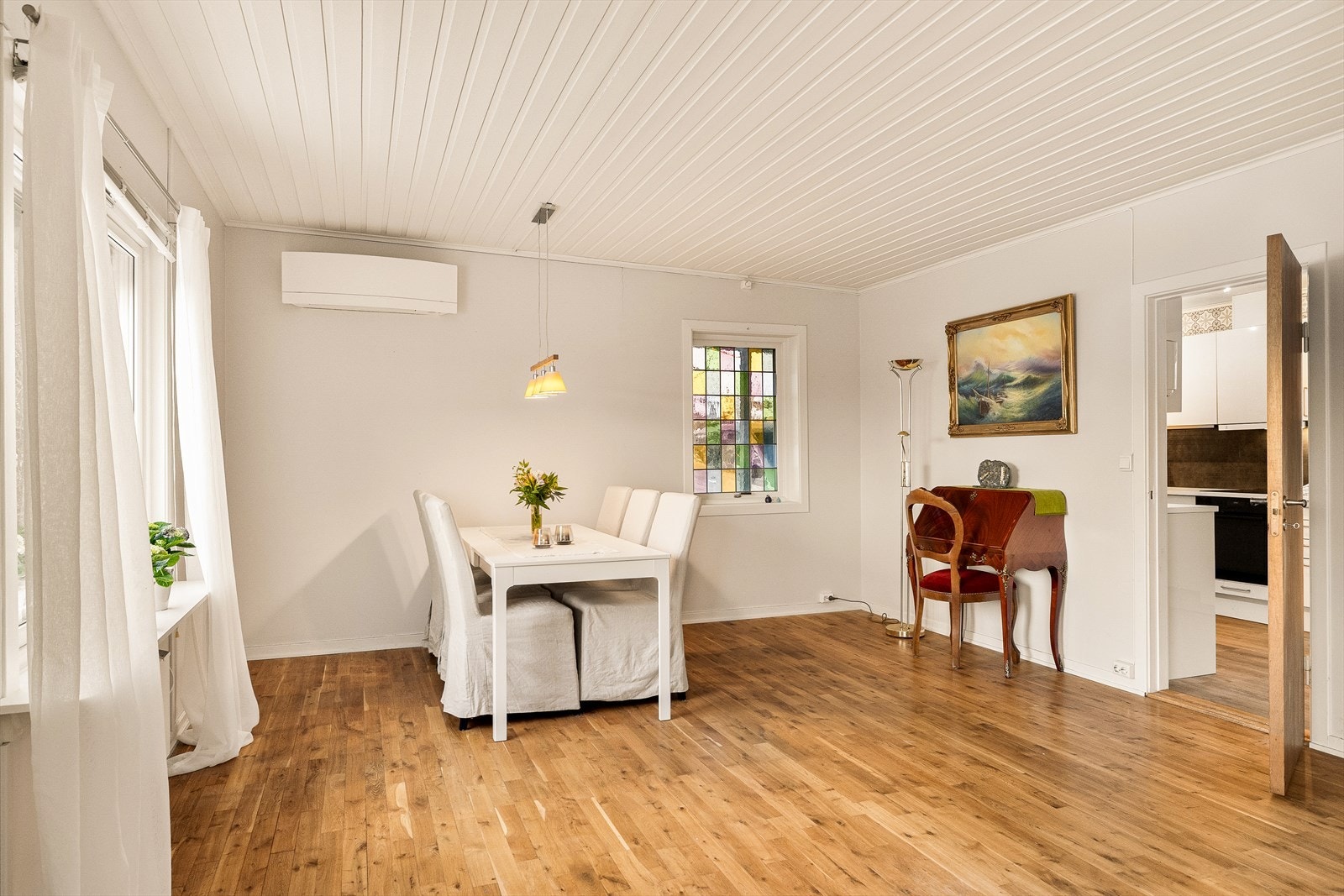 Det er plass til en spisegruppe i stuen, og rommet kan enkelt deles inn i soner dersom man ønsker det. Blyglassvinduet er erstattet med nytt vindu i 2026 (klart glass) Galleribilde