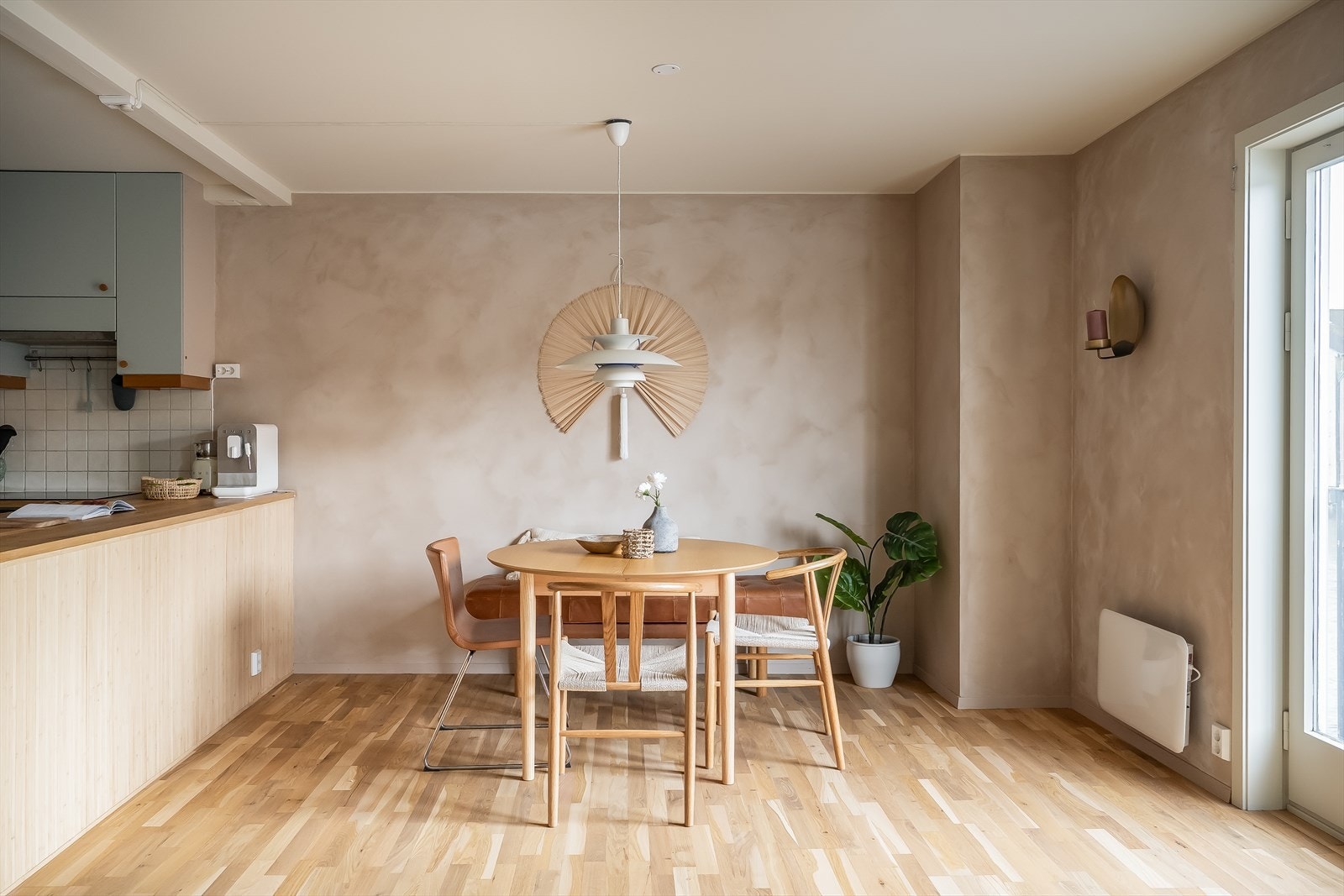 Stuen er malt med kalkmaling som gir et stilrent og moderne uttrykk. Galleribilde