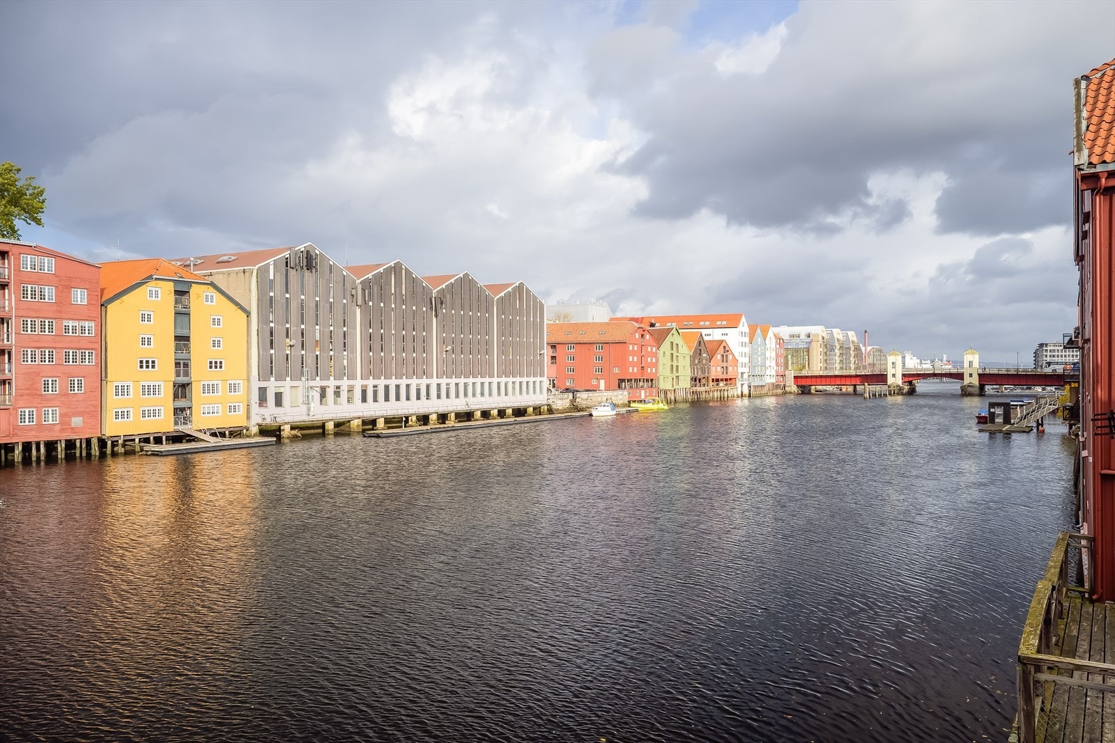 Tross sentral beliggenhet på vakre Bakklandet ligger leiligheten tilbaketrukket fra det travle bylivet, og omringet av grønne friområder og elvepromenaden som nærmeste nabo. Det er blant annet nærhet til NTNU Gløshaugen, St. Olavs hospital og sentrum. Galleribilde