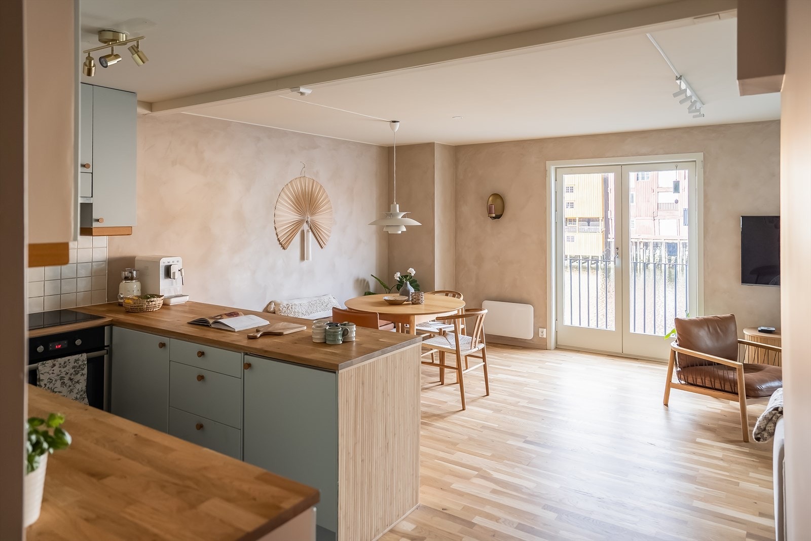 Velkommen til Nygata 12 - En moderne og sentral 3-roms bryggeleilighet i 2. etasje med attraktiv beliggenhet på Bakklandet. Galleribilde