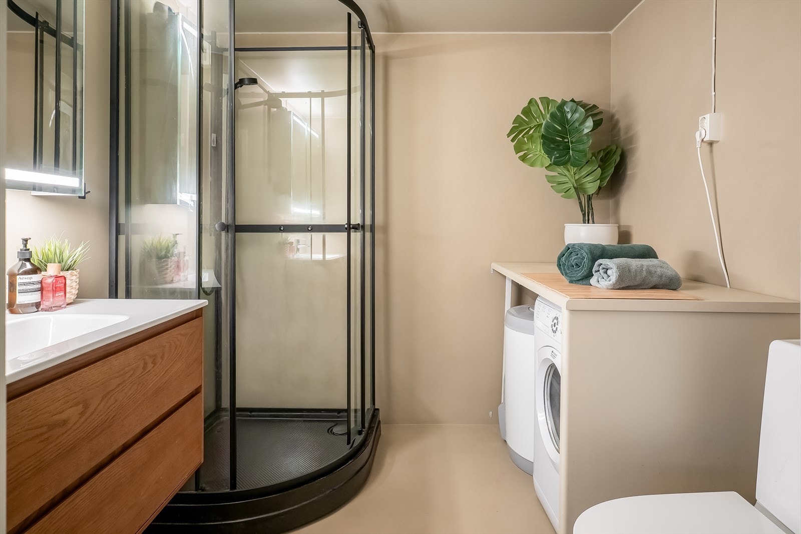 Det ble bl.a. lagt mikrosement over flis, byttet rist over sluk, skiftet vannklosett, montering av ny baderomsservant og dusjarmatur. Det er også opplegg for vaskemaskin på badet. Galleribilde