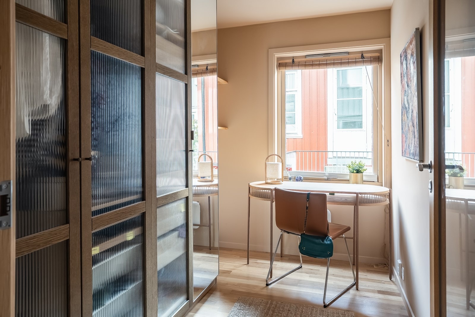 Det andre soverommet benyttes i dag som kontor og garderobe. Det er ingen forkjøpsrett i borettslaget, og det er sikringsordning. Galleribilde