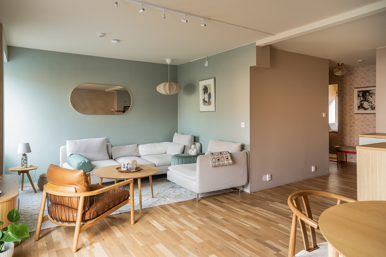 Leiligheten disponerer en bod i 1. etasje. Borettslaget har også fellesarealer med hyggelig uteplass og gode solforhold. Galleribilde