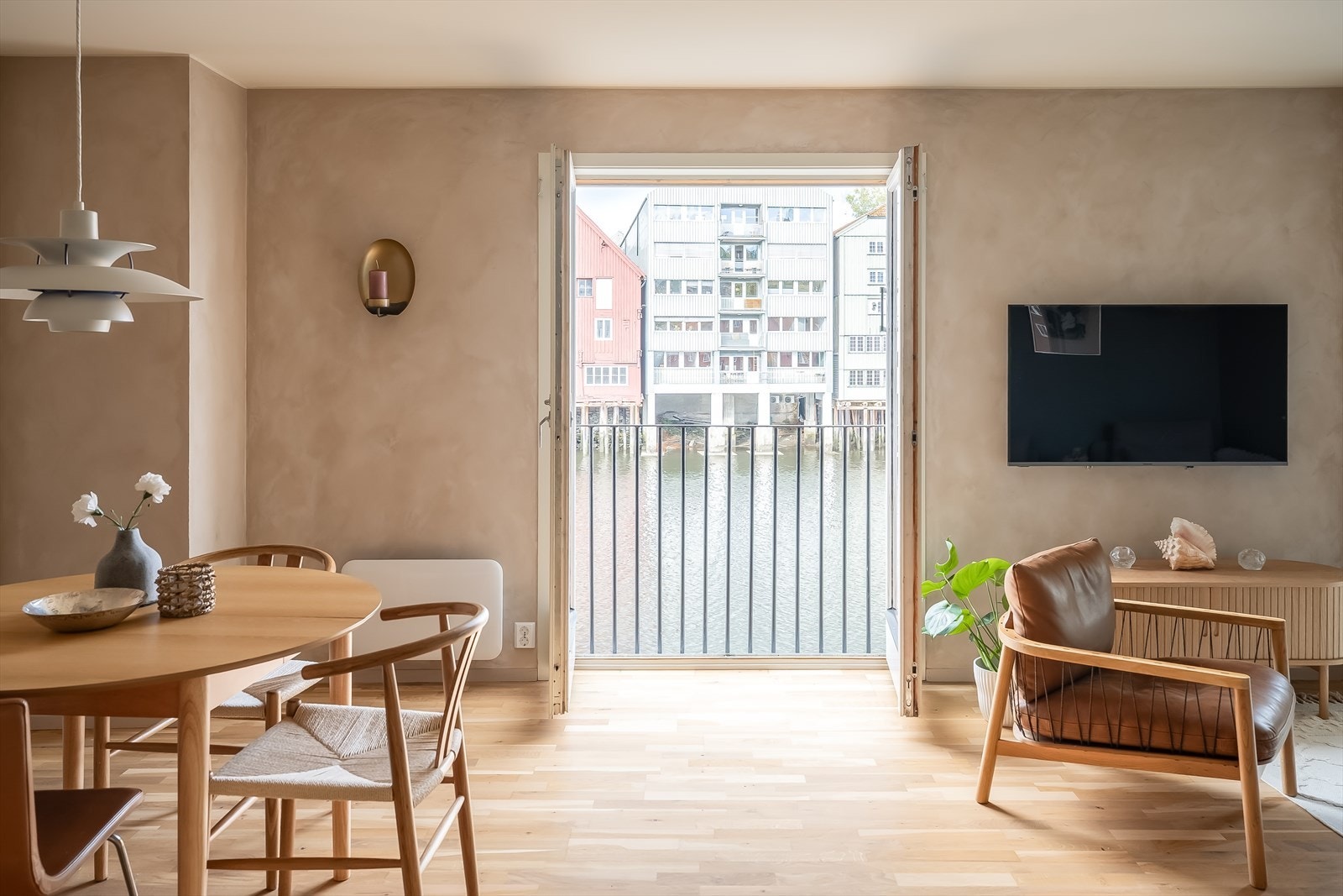 Leiligheten har en fransk balkong med fantastisk utsikt over Nidelva. Galleribilde