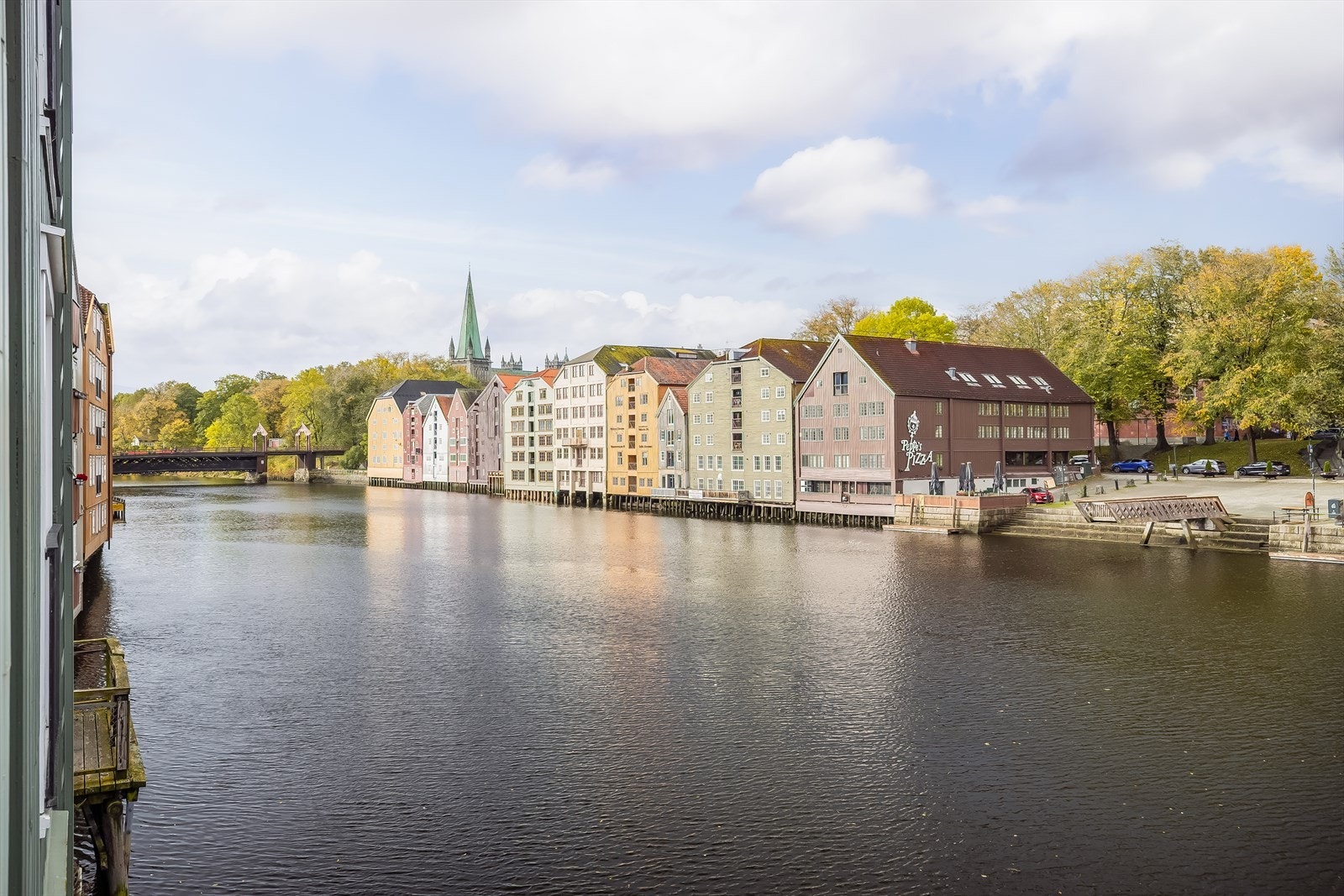 Her bor du bokstavelig talt langs elvebredden, med vannet rett utenfor vinduene og den unike stemningen som bare Bakklandet kan tilby. Galleribilde
