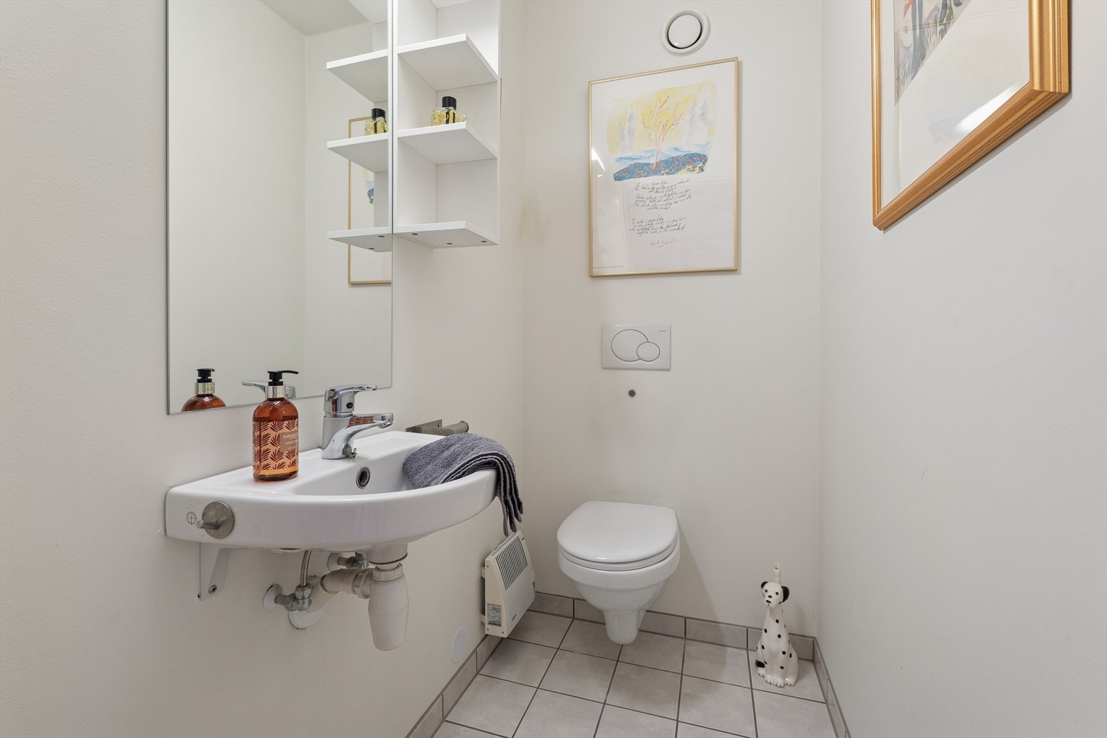 Separat wc-rom utstyrt med vegghengt toalett og enkel servantinnredning. Galleribilde