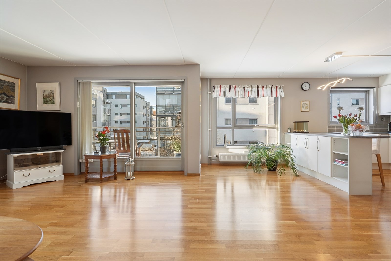 Gode vindusflater sørger for at rommet får godt med naturlig lys. Galleribilde