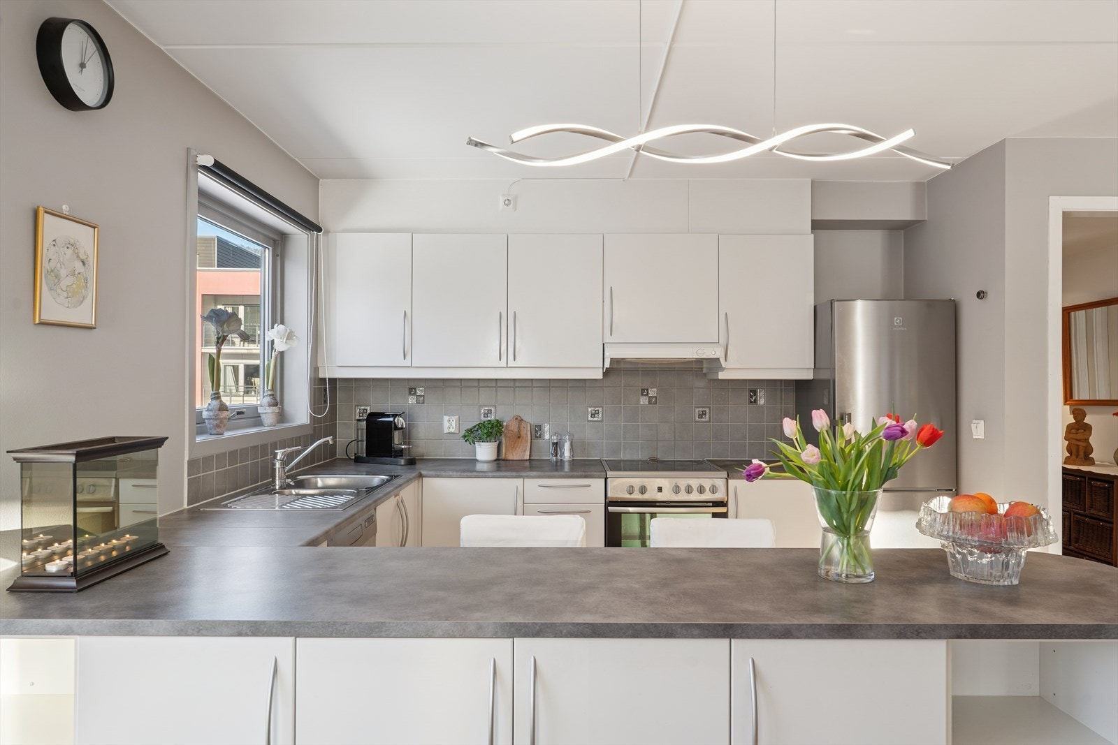 Her har en alt en måtte trenge av både skap-, skuff- og benkeplass. Galleribilde