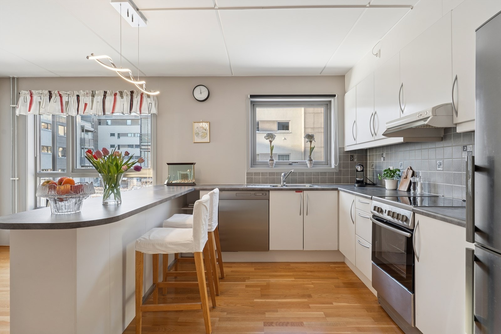 Plass for frittstående hvitevarer som komfyr, oppvaskmaskin og kjøl/frys. Kjekk bar-løsning med plass for bar-krakker. Galleribilde