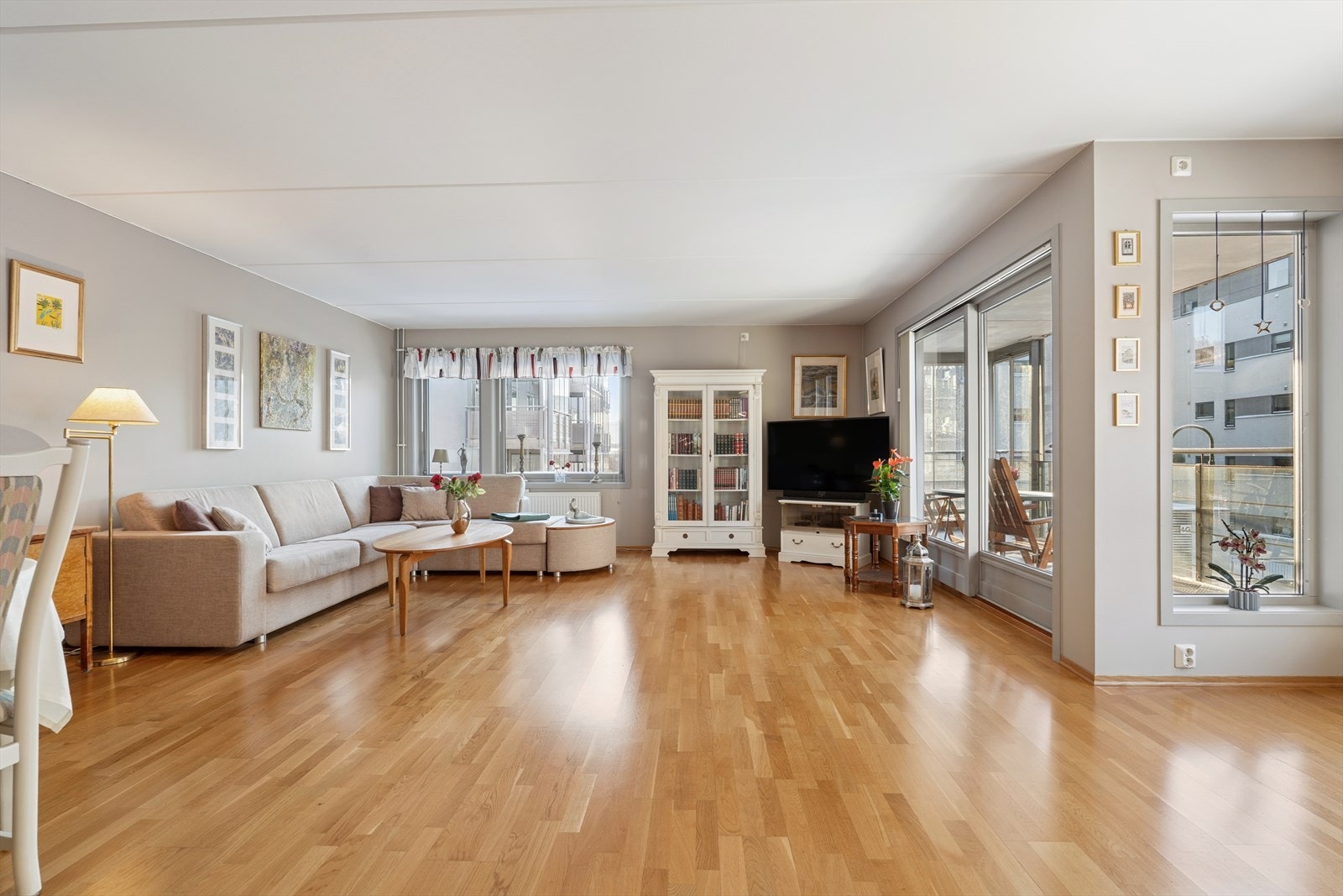 Leiligheten har parkett på gulv, slette vegger og listefri løsning mot tak. Galleribilde