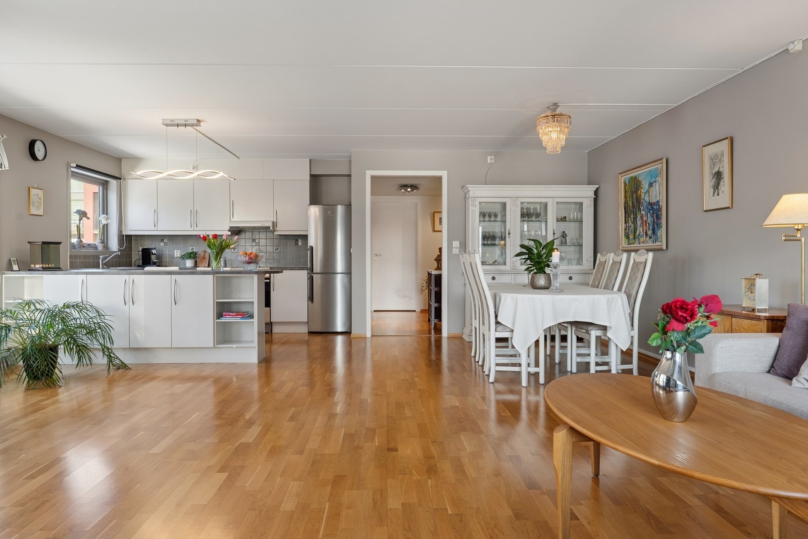 Stue/kjøkken er i en åpen og luftig løsning, noe som gir en god romfølelse og atmosfære. Galleribilde