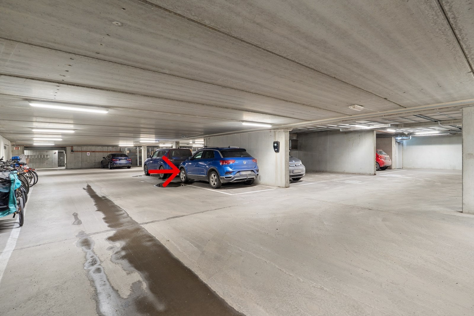 Med leiligheten følger det en fast parkeringsplass i felles garasjekjeller. Det er etablert el-bil lader. Galleribilde