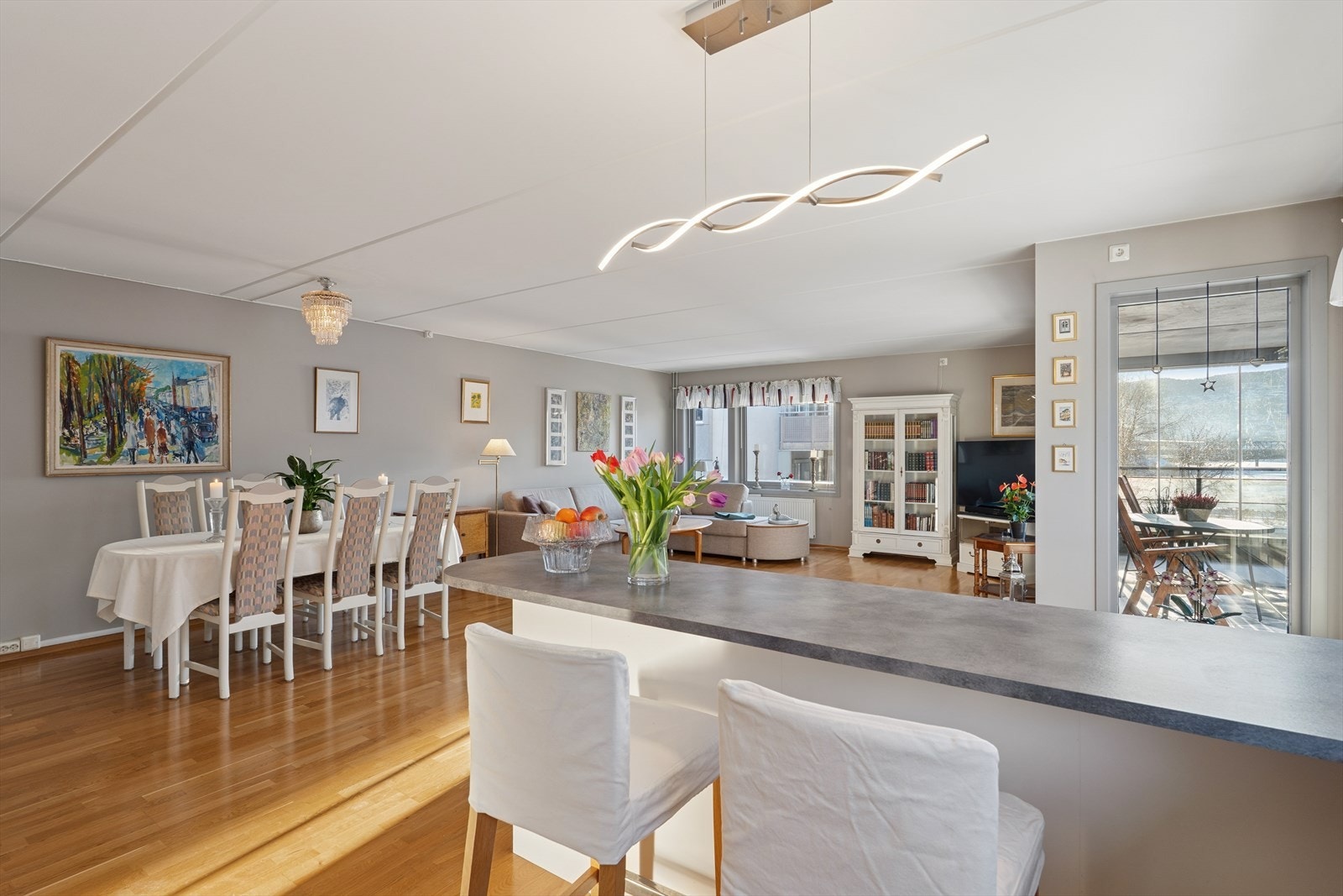 Alt i alt et funksjonelt og godt kjøkken som innbyr til herlige smaksopplevelser. Galleribilde