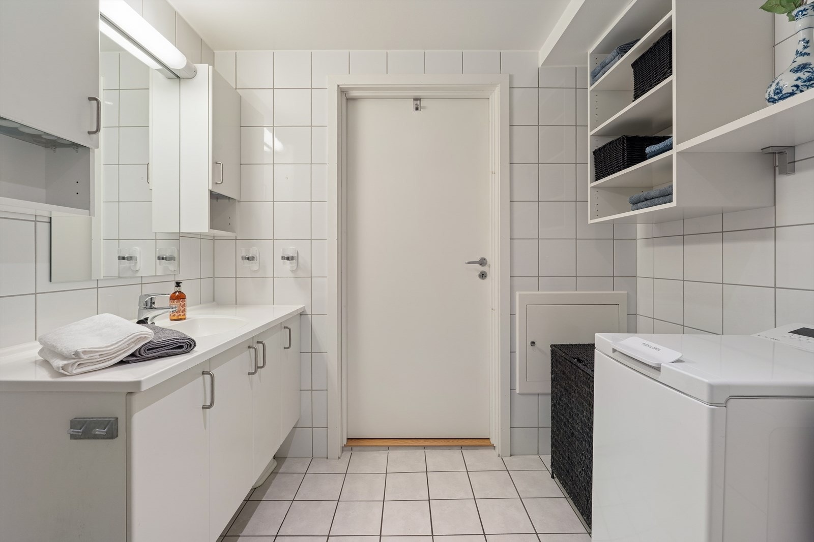 Stilren og romslig baderomsinnredning med mye oppbevaringsplass for baderomsartikler. Galleribilde