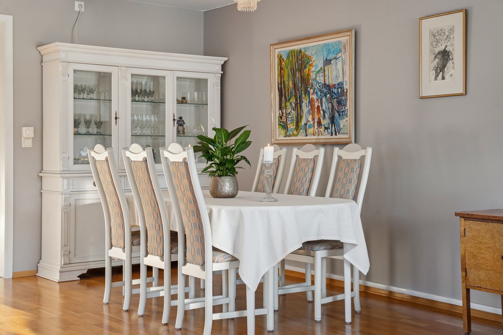 Spisegruppen tar plass i egen sone og inviterer til sosiale og hyggelige måltider med kjente og kjære. Galleribilde