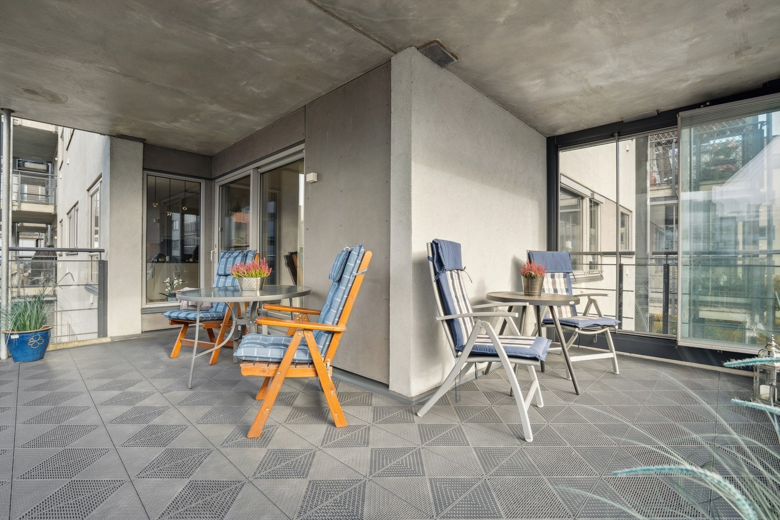 Fra stuen er det videre utgang til en stor innglasset balkong. Galleribilde