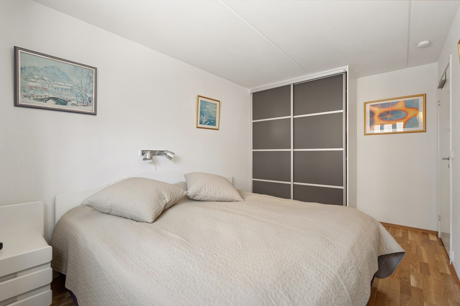 I tillegg er det satt inn en smart og god innebygget skyvedørsgarderobe. Galleribilde