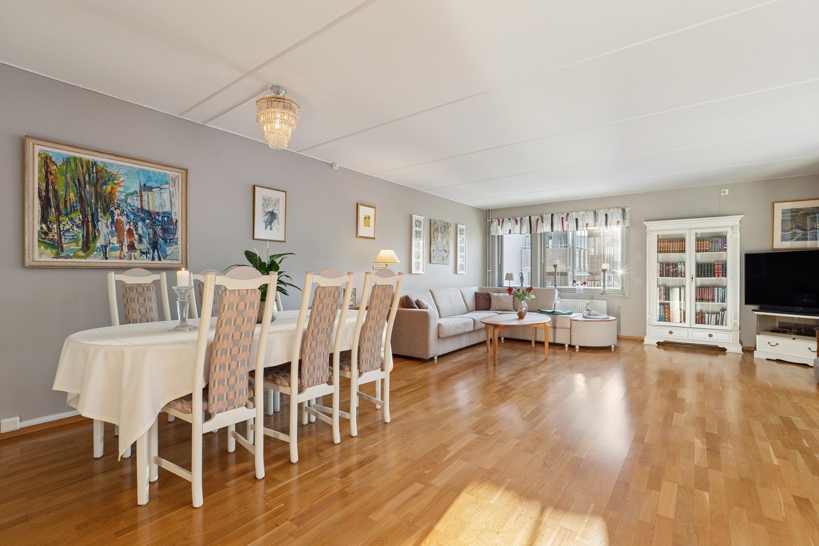 Vi beveger oss videre inn i en lys og innbydende stue. Galleribilde