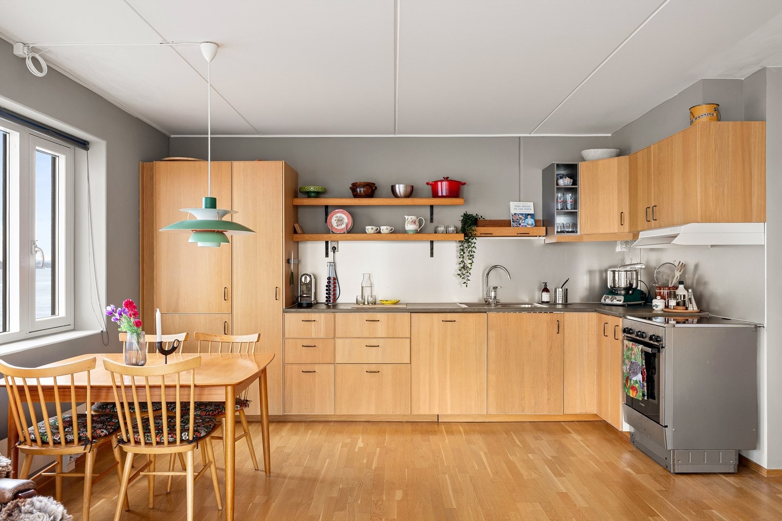 Oppgradert kjøkken med god skap-og benkeplass. Galleribilde