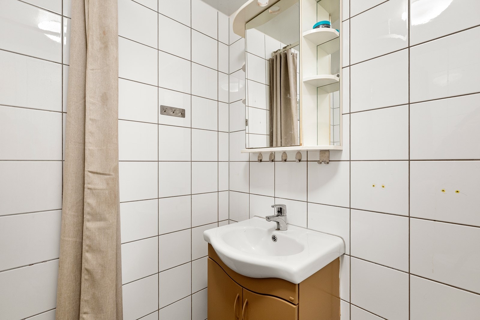 Bad i hybelen med fliser på vegg og gulv. Galleribilde