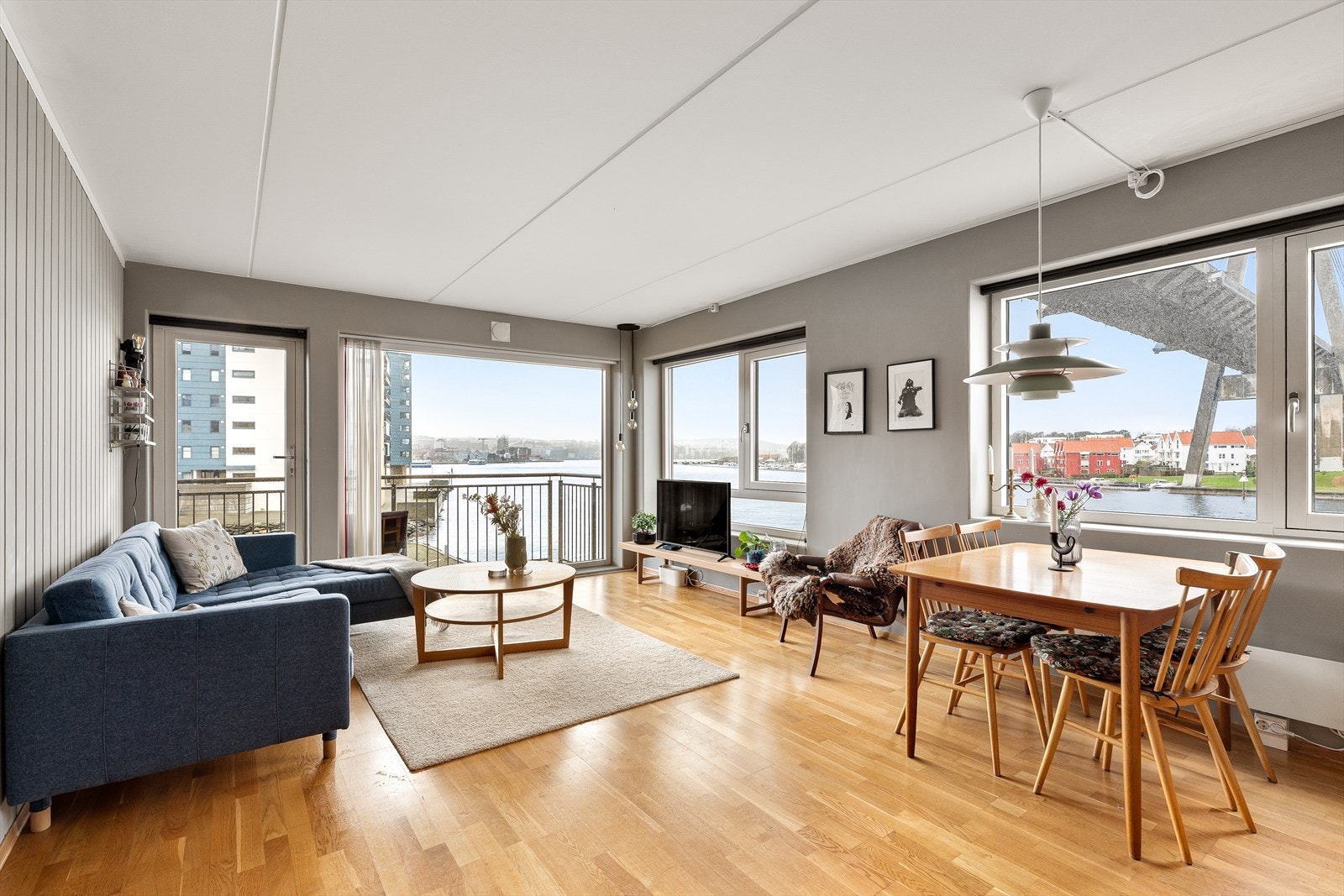 Lys og lekker stue med fantastisk utsikt mot sjøen. Galleribilde